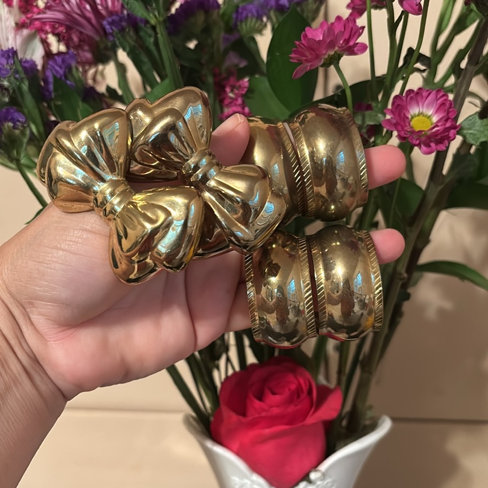 Vintage Solid Brass Napkin Rings Ribbed Edge Set Of 6 (4 rounds and 2 bows)